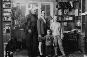 Portät der Familie Wefelmeyer (Komponist, Fachärztin) im Arbeitszimmer des Komponisten
