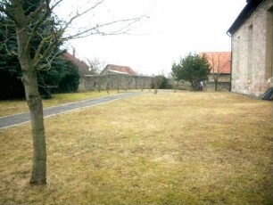 Evangelische Pfarrkirche - Kirchhof im Süden nach Westen- mit Kirchhofmauer (Wehrgang mit Schießscharten abgetragen) in übersichtlichem Verlauf