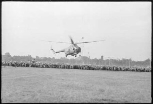 Ankunft eines sowj. Hubschraubers, 1960. SW-Foto © Kurt Schwarz.