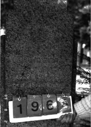 Grabstein 196 (Index: 100101871) Material: Granit Zustand: gut Maße HxBxT: 174x42x17 cm Beschreibung: Stele, getreppter Sockel, zweifach eingezogener und erhöhter giebelartiger Abschluß Symbolik: Davidstern Steinmetz: E. Fugazza: Grabstein 196A