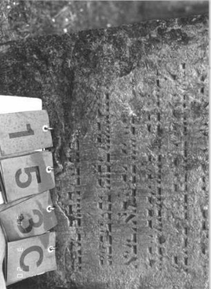 Grabstein 153 (Index: 100009010) Zustand: linker Rand zum Teil abgebröckelt, insgesamt leicht verwittert Maße HxBxT: 118x57x8 cm: Grabstein 153C