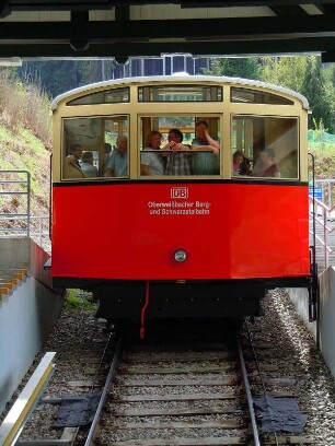 Standseilbahn bei Oberweissbach : Von der Talstation Obstfelderschmiede überwindet die steilste Standseilbahn der Welt für normalspurige Eisenbahnwagen auf einer Länge von 1360 m einen Höhenunterschied von 320 m bis zur Bergstation. Aufgenommen bei Oberweissbach am 29. April 2012
