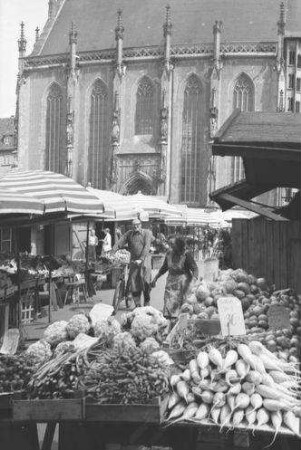 Würzburg: Marienkirche, Ausschnitt, mit Markt im Vordergrund