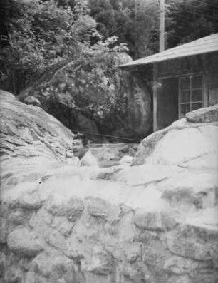 Kozu-Onsen (Heiße Quelle im Freien) : Ansicht mit badendem Mann