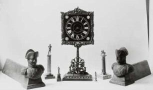 Napoleon I. Souvenirs, Buchstützen, Statuetten, Standuhr, Eisenguß u.a. Materialien