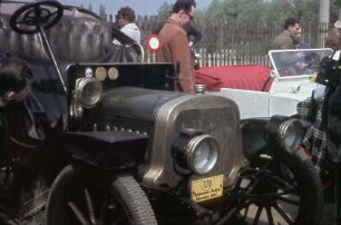Teilnehmer und Interessenten bei der Begutachtung der Oldtimer. Veteranenrallye in Dresden 1962
