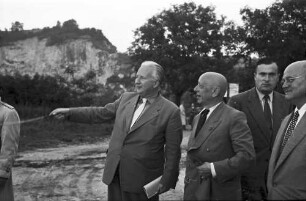 Istein: Verkehrsminister Seebohm und Oberbaurat Beck (Autobahnamt Freiburg); stehend; Hintergrund Isteiner Klotz