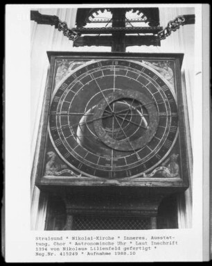 Zifferblatt einer astronomischen Uhr