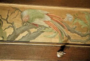 Paneelfeld mit chinoiser Blumenmalerei und einem Vogel