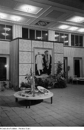 Innenaufnahme des Indischen Pavillons der Leipziger Herbstmesse 1954, Blick auf ein Bild Jawaharlal Nehrus sowie Zhou Enlais