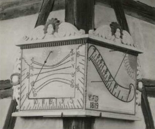 Dörnthal (Pfaffroda-Dörnthal), Hauptstraße 75. Wohnstallhaus (Hof Nr. 49). Doppelsonnenuhr (1819)
