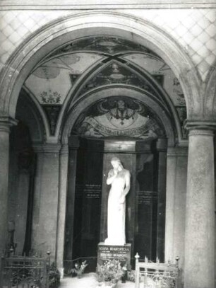Wandgrabmal der Familie Beaufort : Wandgrabmal der Familie Beaufort (wohl nach 1928; O. Švec). Sandstein, Gabbro, Marmor. Prag-Vyšehrad, Friedhof Vyšehrad