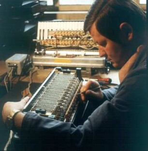 Trossingen. Matthias Hohner AG. Harmonikabau. Arbeit am Diskantteil von Harmonikas in Metallbauweise