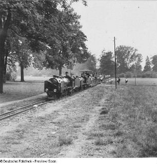 Dresden. 1. Pioniertreffen der DDR : Dresden, Pioniereisenbahn (Parkeisenbahn) im Großen Garten