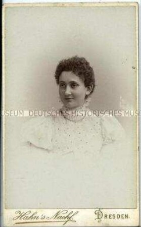 Porträt einer jungen Frau im hellen Kleid, Carte de Visite