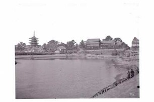Nara. Blick über den Sarusawaike-Teich zur Pagode Gojūnotō (1426) im Kōfuku-ji