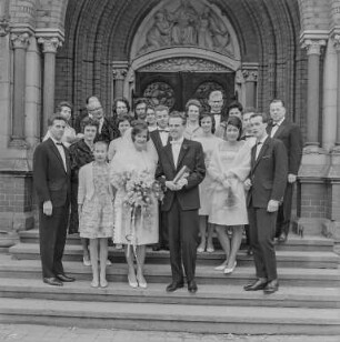 Hochzeit P. : Bautzen. Hochzeitsgesellschaft vor dem Portal der Maria-Martha-Kirche, August-Bebel-Platz