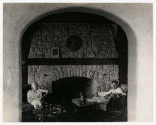Die Schauspielerin Ann Harding und Harry Bannister vor dem Kamin in ihrem Haus in Hollywood. links: Ann Harding, rechts: Harry Bannister