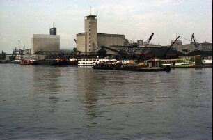 Basel: Rheinhafen Kai Klybeck