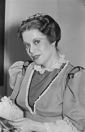 Szenenbilder aus " Falstaff " von G. Verdi mit H. Reinmar, S. Schöner, D. Eustrati, I. Armgart, R. Peters, Komische Oper 1952