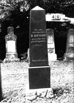 Grabstein 46 (Index: 100101469) Material: Granit, unterer Sockelteil Kalkstein Zustand: gut Maße HxBxT: 144x28x19 cm Beschreibung: Obelisk, getreppter Sockel, unterer Sockelteil rusticaartig: Grabstein 46