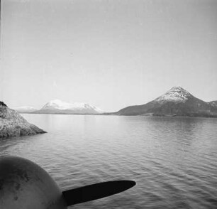 Fjord : Felsformationen am Rand eines Fjords.