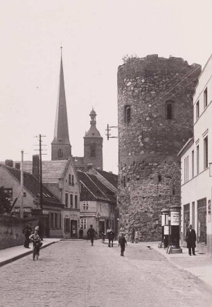 Burg, Berliner Turm : Burg bei Magdeburg. Berliner Turm. Straßenbild