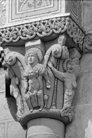 Kapitell: Thronende Madonna, flankiert von Engeln