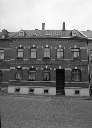 Schöneck, Hauptstraße 68. Wohnhaus mit Laden (1880/1900?). Straßenfront