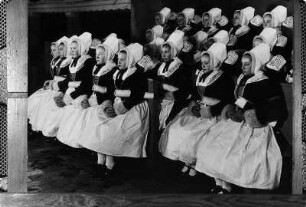Konfirmation mit Konfirmandinnen in Schleifer Tracht in der Kirche von Schleife. : Konfirmacija w Slepjanskej cyrkwi z konirmandkami w Slepjanskej drasće.