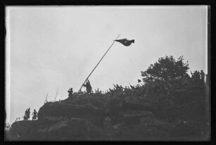 Hissen der Flagge mit Hakenkreuz auf dem Kaffelstein