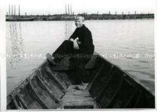 Holland, Volendam, Junge auf einem Boot