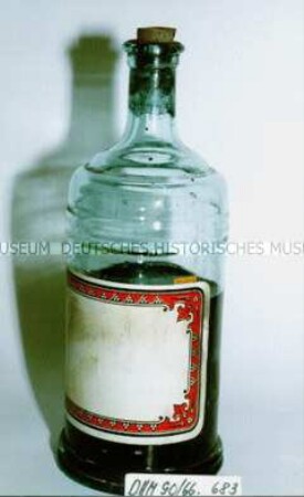 Flasche mit einer undefinierbaren braunen Flüssigkeit