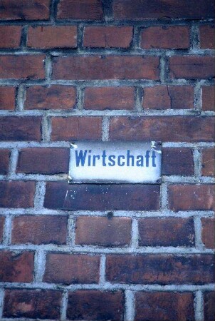 weißes Emailleschild "Wirtschaft"