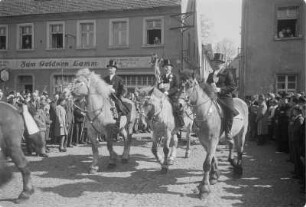 Osterreiter in Wittichenau. Osterritt in der Stadt. : Křižerjo w Kulowje. Procesion přez město.