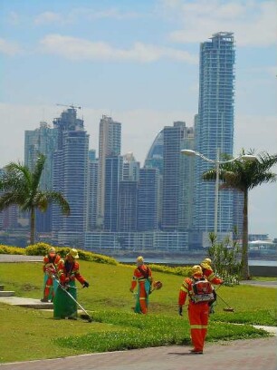 Panama-City - Hochhäuser im Geschäftsviertel : Wohn-und Bürohochhäuser prägen das Stadtbild. Arbeiter in Schutzanzügen pflegen den Rasen. Aufgenommen am 14. September in Panama-City