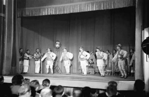Bukarest: Aro Lichtspielhaus: Rumänische Folkloretanzgruppe