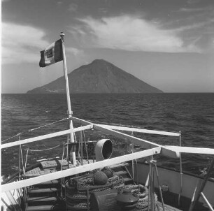 Stromboli, Blick vom Schiff aus auf die Insel