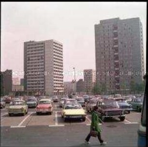 Parkplatz und Plattenbauten am Alexanderplatz