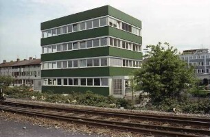 Freiburg: Grüner Bau, Uni-Rektorat, Eisenbahnseite