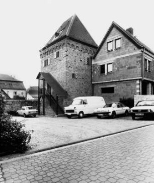 Ehem. herrschaftliches Gut und spätgotischer Wehrturm; Rosbach vor der Höhe, Homburger Straße 1a, Kirchstraße 4a, Homburger Straße 3