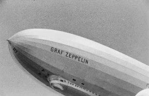 Reisefotos Brasilien. Luftschiff "Graf Zeppelin" (LZ 127) über dem Passagierschiff Monte Rosa. Teilansicht mit Namen