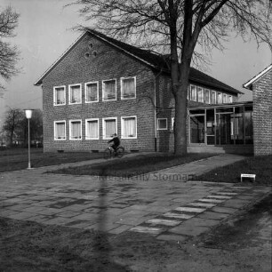 Glashütter Kirchenweg: ehemaliges Rathaus, vorne Parkplätze: Blick von Süden