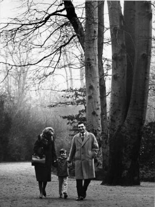 Model-Familie Keller bei einem herbstlichen Ausflug. Es ist neblig. Werbefotografie für die Techniker Krankenkasse (TK)
