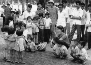 Hanoi. Kinder und Erwachsene posieren in einem Park