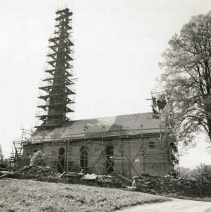 Bernsdorf. Dorfkirche (1857, Umbau 1907). Ansicht von Norden mit Gerüst