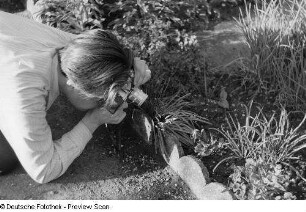 Roger Rössing beim Fotografieren von Blüten