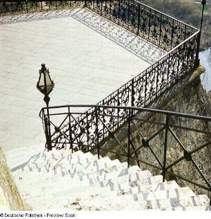 Dornburg (Saale). Dornburger Schlösser, Rokokoschloss. Treppe zur Terrasse mit Geländer und Laterne
