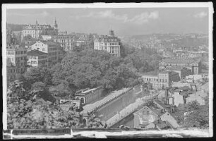 Karlsbad. Mühlbrunn und Kurhaus : Karlsbad. Mühlbrunn-Quai an der Teplá mit Mühlbrunn-Kolonnade und Kurhaus. Stadtteilansicht mit Westend und Königs-Villa sowie Villa Theresa