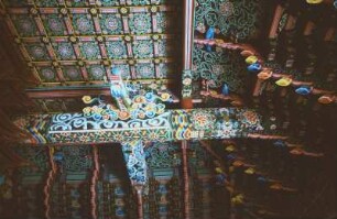 Bemalte Decke in der buddhistischen Pohyon-sa-Tempelanlage